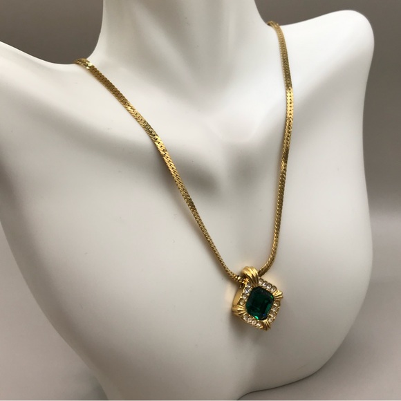 Vintage Avon Gold-Tone & Green Pendant Necklace - Picture 2 of 7